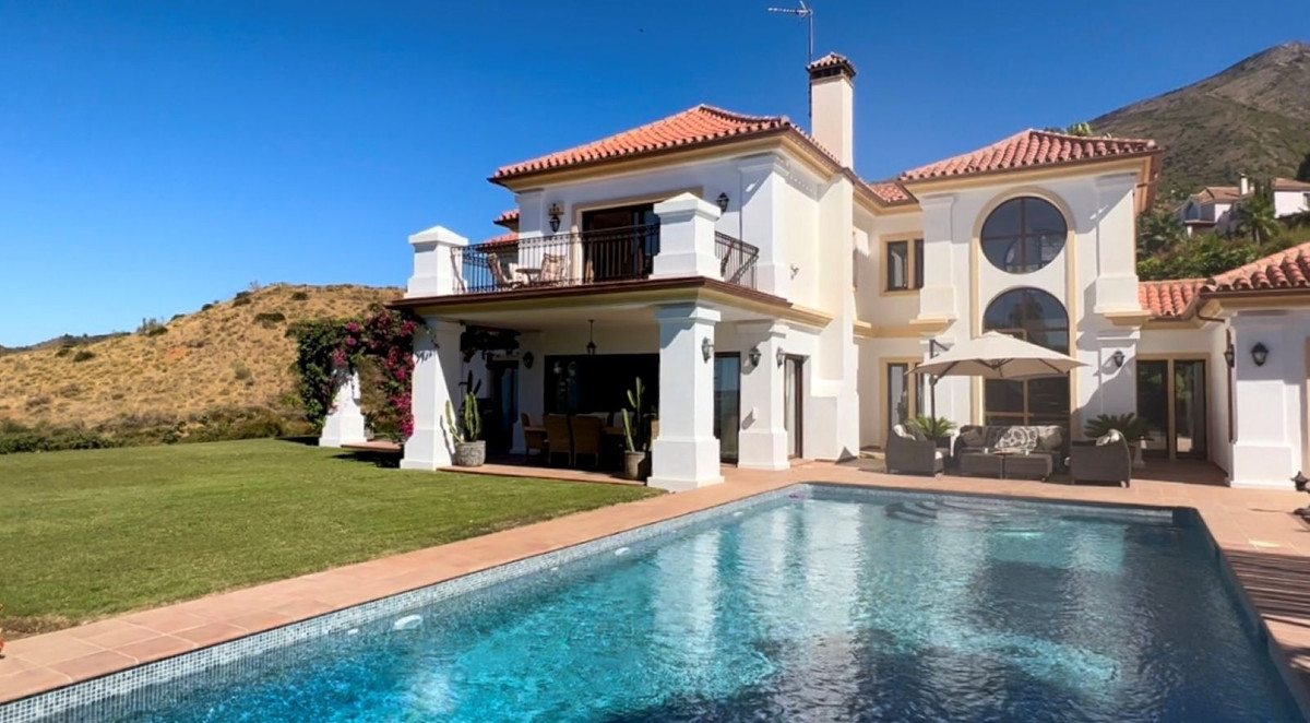 Main Photo of a 4 bedroom  Villa for sale